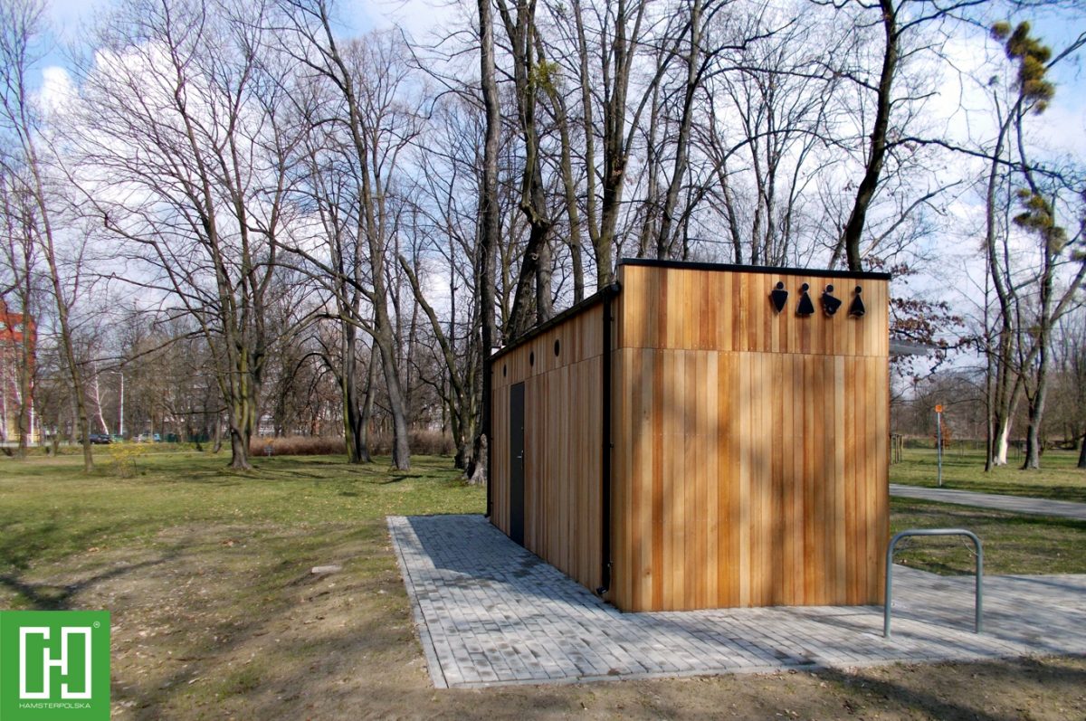 Automatyczna toaleta publiczna Papilio Trio Wood w Gliwicach w parku Chrobrego
